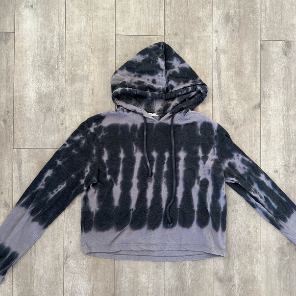 Crop tie dye hoodie 
Size small 
Included in mix and Match 5 listings for $30 - Picture 3 of 7